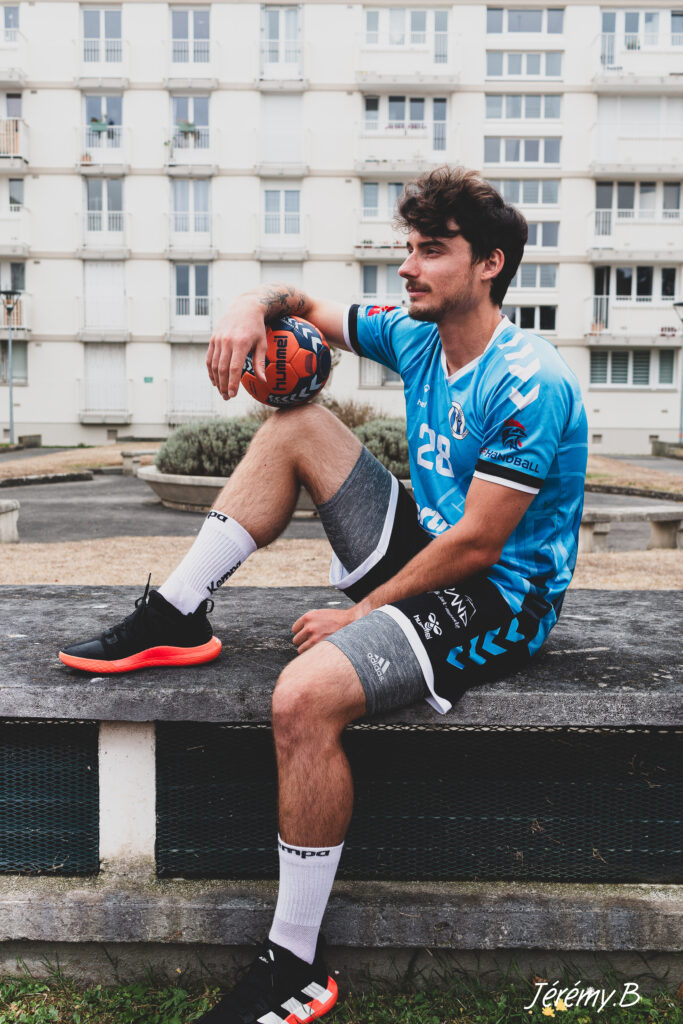 Maxime RETOUT en tenue de joueur de handball