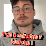 Coach sportif en sweat gris face caméra, abordant les bienfaits de la marche pour la santé, la dépense énergétique quotidienne et la prévention de la sédentarité.