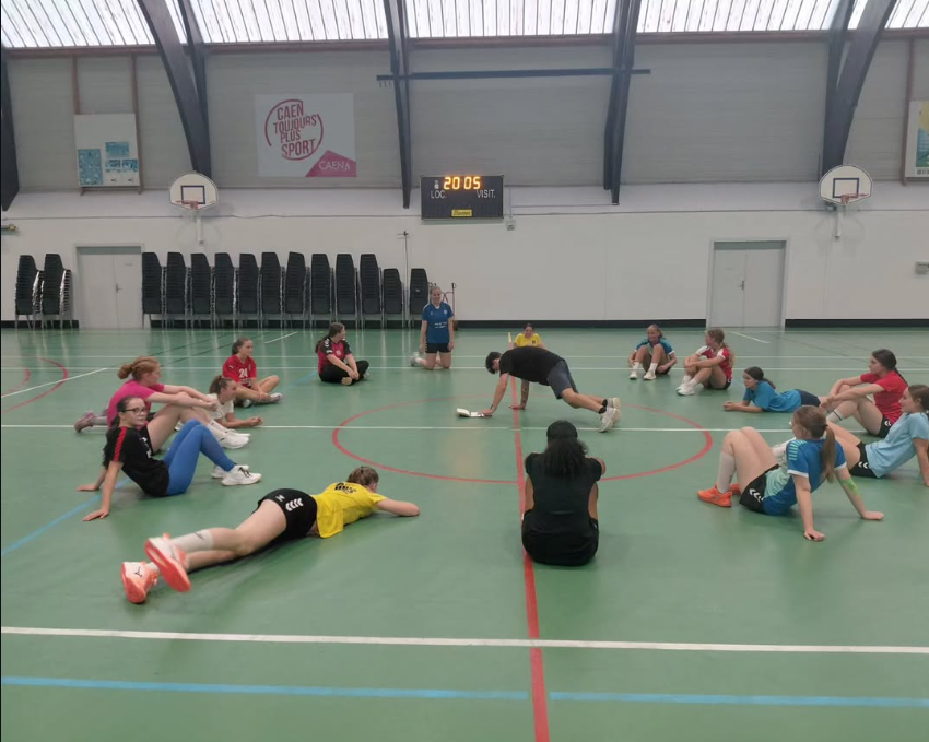 Séance de préparation physique collective avec des jeunes sportifs à Caen